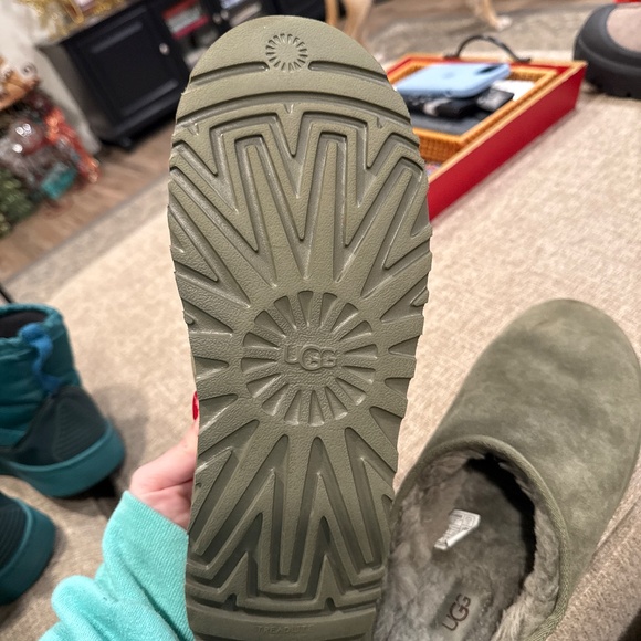 Men’s Ugg Classic Slip-On Slipper - Picture 4 of 4